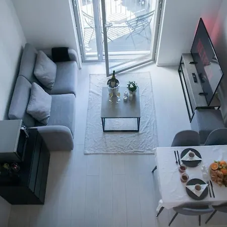 Elegant Penthouse Loft - Near The Airport شقة